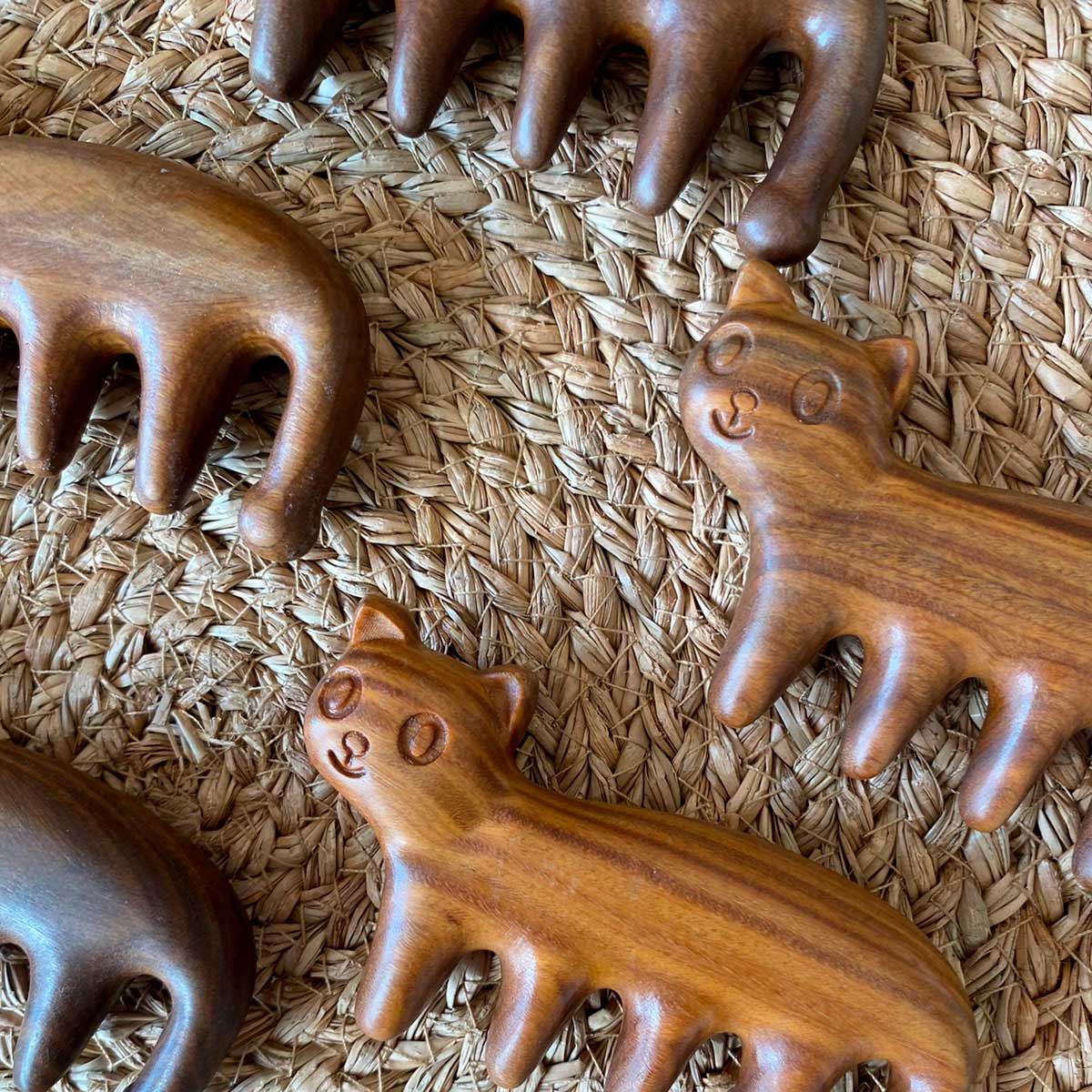 Peine Masajeador de Madera de Sándalo con Forma de Gato