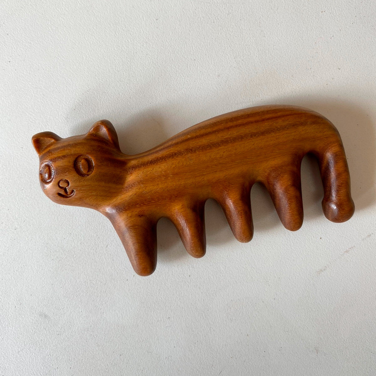 Peine Masajeador de Madera de Sándalo con Forma de Gato
