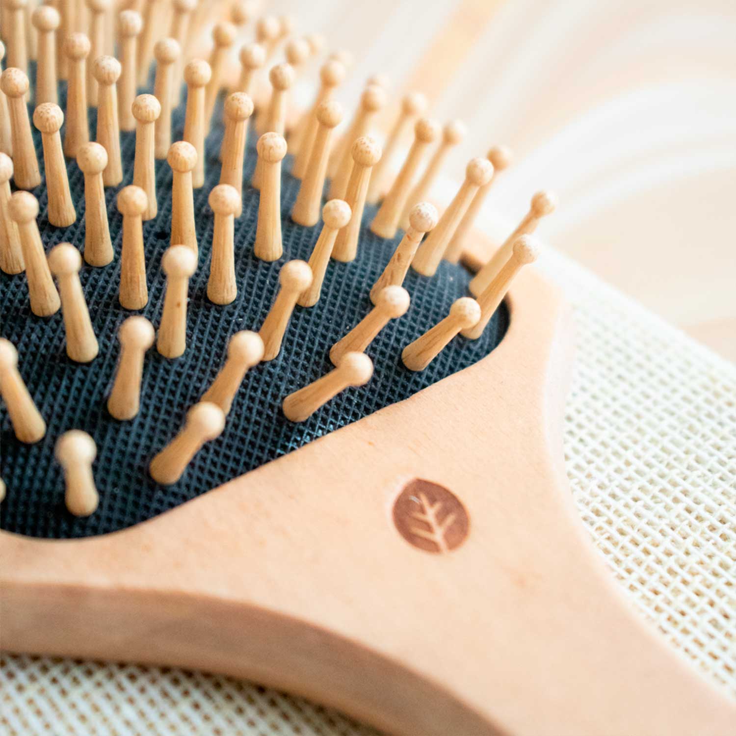 Cepillo de Bambú con Base Negra